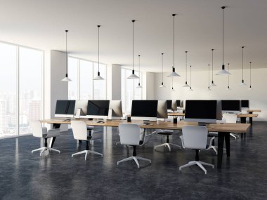 Uzun ahşap masa bilgisayar sıra ile modern bir coworking veya bir kolej, üniversite bilgisayar sınıfında bir beton zemin üzerinde duran ekranlar. Kupür kenar teknoloji kavramı. 3D render alay