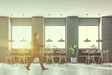 Gri yeşil duvarlar, büyük pencereler, bir beton zemin ve kanepeler ile kare tablolar ile modern café iç iş adamı. 3D render sahte kadar çift tonlu görüntü pozlaması