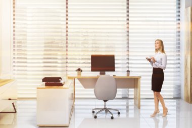 Kahve beyaz duvarları, uzun ahşap dolap ve beyaz bir sandalye ile bir bilgisayar tablo Yöneticisi ofiste sarışın işkadını. Panoramik pencere. 3D render tonlu görüntü