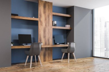 Koyu mavi ve ahşap duvarlar, iki bilgisayar masaları ve şeffaf sandalye ahşap bir zemin üzerinde duran ile şık ev ofis iç. Çalışma yan görünümü serbest kavramı. 3D render alay