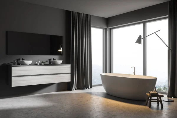 Interior Elegante Banheiro Com Janelas Panorâmicas Paredes Cinza Piso Concreto — Fotografia de Stock