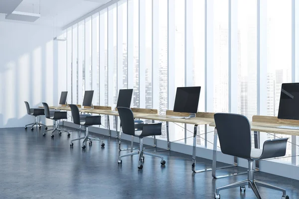 Şehir Manzaralı, beton zemin ve üst üste duran ahşap Bilgisayar masaları ile panoramik pencerelere modern bir danışmanlık şirketi ofis yan görünüm. 3D render alay