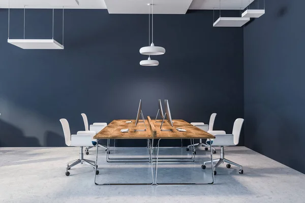 暗い青い壁 コンクリートの床 木製のコンピュータ デスクと白い椅子の行とオープン スペースのオフィスのインテリア レンダリングをモックアップします — ストック写真