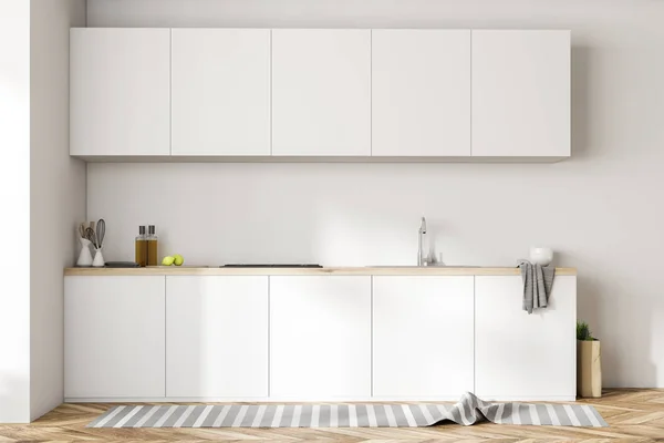 Contadores Cocina Blancos Con Una Cocina Utensilios Cocina Botellas Ellos — Foto de Stock