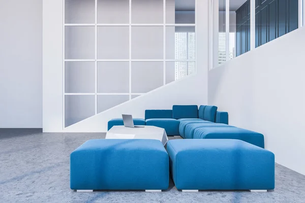 Sofa Biru Berdiri Sekitar Batu Tulis Seperti Meja Apartemen Studio — Stok Foto
