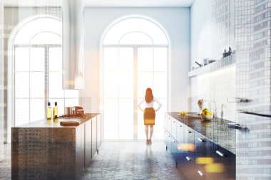 Beyaz duvarları, gri bir zemin, kemerli pencereler ve siyah mutfak tezgahı ile modern mutfak iç kadında. Yan görünümü. 3D render sahte kadar çift tonlu görüntü pozlaması