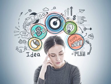 Bir baş ağrısı yanında gri bir duvar üzerinde çizilmiş bir iş stratejisi kroki ile sahip uzun siyah saçlı Genç kadın vurguladı.