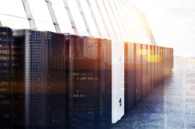 Siyah bavul Havaalanı beton zemin panoramik bir pencere yakınında duran satır. Ortada duran beyaz çanta. Yan görünümü. 3D render sahte kadar çift tonlu görüntü pozlaması