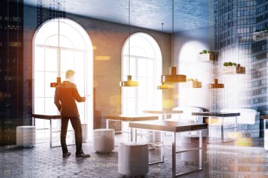 Gri duvarlar, kemerli windows, kare ahşap masa ve beyaz yuvarlak sandalye ile rahat kafe iç iş adamı. Cityscape ön plan. 3D render sahte kadar çift tonlu görüntü pozlaması