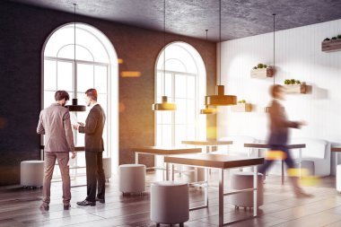 Gri duvarlar, kemerli windows, kare ahşap masa ve beyaz yuvarlak sandalye ile rahat restoran köşe iş insanlar. 3D render sahte tonlu görüntü çift pozlama kadar bulanık