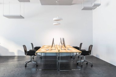 Ahşap masa siyah sandalyeler, beyaz duvarlar ve özgün tavan lambaları olan bir açık alan office ortamda ayakta. 3D render alay