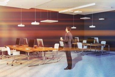 Açık alan office köşesinde koyu mavi duvarlar, beton zemin, ahşap Bilgisayar masaları ve beyaz sandalye ile iş adamı. 3D render tonlu görüntü