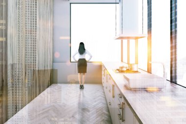 Ahşap duvarlar, beyaz mutfak tezgahı ve bir ahşap zemin ile dar bir mutfak penceresinden arayan kadın. 3D render resim çift pozlama tonda