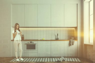 Beyaz duvarları, ahşap zemin ve beyaz mutfak tezgahı ve dolaplar ile şık mutfak iç kadında. 3D render sahte kadar çift tonlu görüntü pozlaması