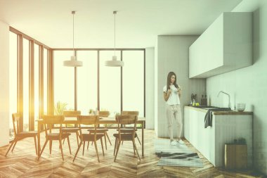 Bir yemek odası ve mutfak iç beyaz duvarlar, ahşap zemin, sandalye ve beyaz mutfak tezgahı uzun bir tabloyla kadında. 3D render sahte kadar çift tonlu görüntü pozlaması