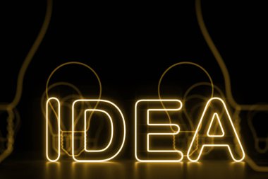 Parlak neon sarı fikir işareti, iki kesimine. Zifiri karanlık arka plan. Kavram yaratıcı düşünme ve iş ve yaşam çözme kutusunu sorun dışında. 3D render alay