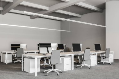 Şirket ofis iç gri halı ve beyaz bilgisayar masaları satırları. Sanayi tarzı iç Gri duvarlar ve tropik manzaralı büyük pencereler ile. 3D render alay