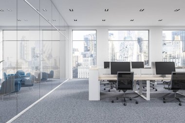 Şirket ofis köşe gri halı ve beyaz bilgisayar tabloları satırları. Sanayi tarzı iç beyaz duvarları ve bir cityscape ile büyük pencereler ile. Önden görünüm. 3D render alay