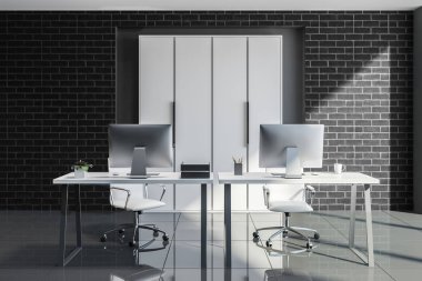 Minimalist Ofis iç siyah tuğla duvarlar, gri karo zemin, Bilgisayar masaları ve uzun boylu beyaz dolap. 3D render alay