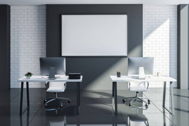 Siyah ve beyaz tuğla duvarlar, gri karo zemin, bilgisayar masası ve yatay bir poster ile minimalist Ofis iç. 3D render alay
