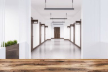 Beyaz duvarlar, beton zemin ve bir satır kapalı ahşap kapı kapı işaretleri ile otel koridor. 3d render alay kadar bulanık