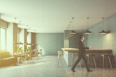 Gri yeşil duvarlar, büyük pencereler, bir beton zemin ve kanepeler ile kare tablolar ile modern restoran iç'iş adamıdır. Dışkı olan çubuk. 3D render sahte kadar çift tonlu görüntü pozlaması
