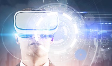 Vr gözlüklü genç iş adamı. HUD arabirimi ve SMM ve vites ön plan. Merhaba teknik yenilik iletişim küresel dünya kavramı. Çift tonlu görüntü pozlaması
