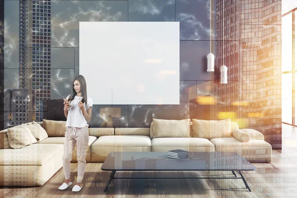 妇女在现代客厅内部与黑色大理石墙壁 木地板和米色沙发与海报挂在上面 渲染模拟色调图像双曝光 — 图库照片