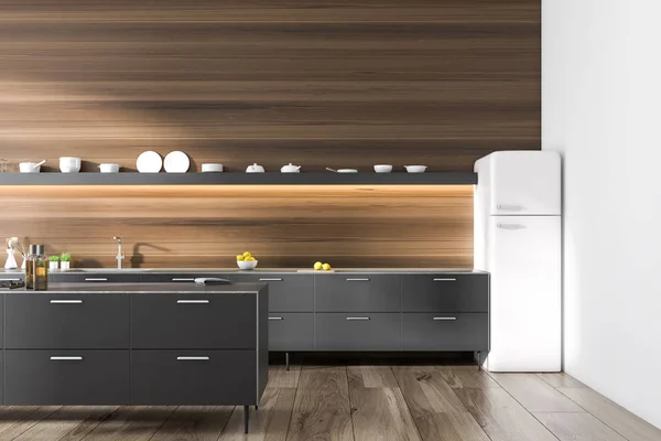 Interior Cozinha Moderna Com Paredes Madeira Escura Piso Bancadas Pretas — Fotografia de Stock
