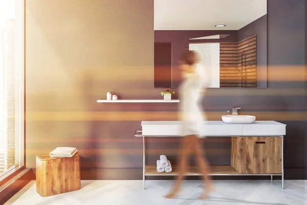 Mulher Estilo Escandinavo Casa Banho Interior Com Paredes Cinzentas Piso — Fotografia de Stock