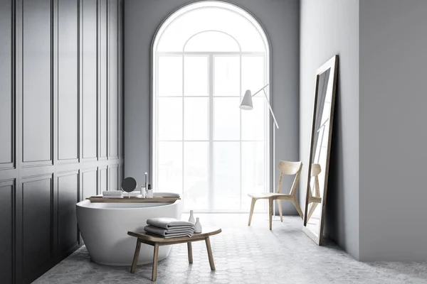 Zarif Beyaz Küvet Lüks Bir Banyo Gri Duvarlar Altıgen Karo — Stok fotoğraf
