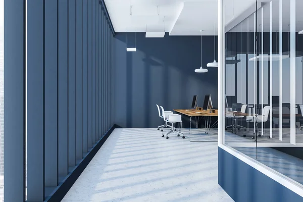 露天办公室内有深蓝色的墙壁 一层混凝土地板 一排木制电脑桌和白色椅子 玻璃墙房在前台 渲染模拟 — 图库照片