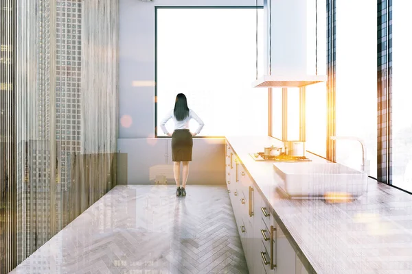 Ahşap duvarlar, beyaz mutfak tezgahı ve bir ahşap zemin ile dar bir mutfak penceresinden arayan kadın. 3D render resim çift pozlama tonda