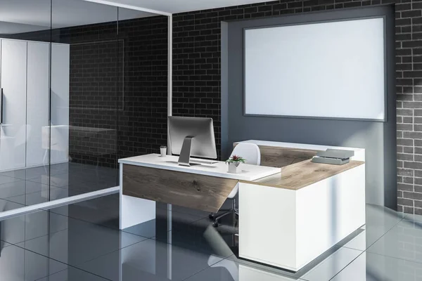 Minimalistyczne Office Rogu Czarny Ceglane Ściany Szare Płytki Podłoga Biurko — Zdjęcie stockowe