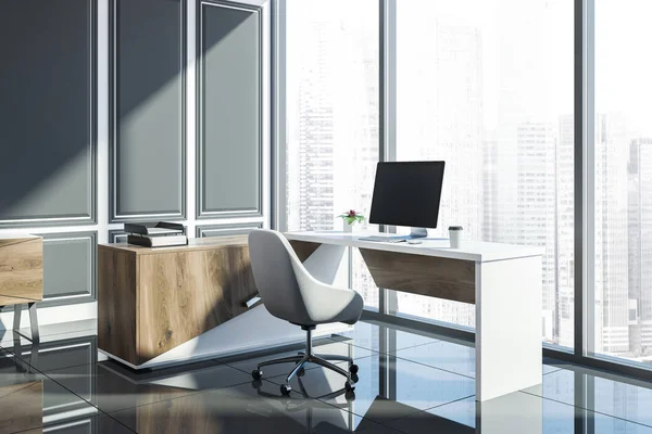 Interior Escritório Elegante Gerente Com Mesa Computador Madeira Piso Azulejos — Fotografia de Stock