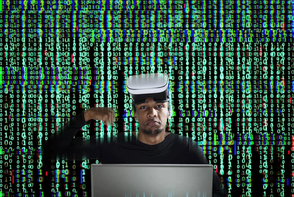 一个强壮的非洲裔美国人戴着 坐在他的笔记本电脑旁 上面放着绿色零点和背景 色调图像双曝光模拟 — 图库照片