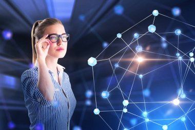 Sarışın akıllı iş kadını bulanık bir futuristik arka plan üzerinde bir takım elbise ve gözlük takıyor. Parlayan bir ağ arabiriminin çift pozlama. Tonlu görüntü