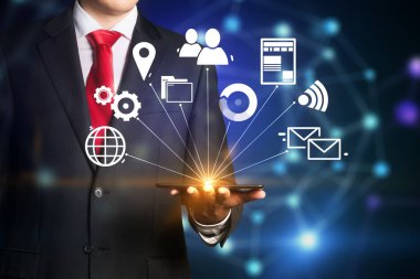 Akıllı telefon tutarak ve ekrana bakarak tanınmaz halde iş adamı. Mavi arka plan bulanık ağ ile. İş Internet simgeleri arabirimi ön plan. Tonlu görüntü pozlama sahte katlayın