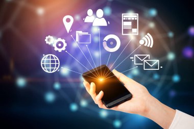 Tanınmayan işkadını el smartphone holding beyaz gömlekli. Mavi arka plan bulanık ağ ile. İş Internet simgeleri arabirimi ön plan. Tonlu görüntü pozlama sahte katlayın