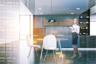 Modern mutfak iç gri mutfak tezgahı, ahşap dolapları ve beton zemin ile bir kahve olan kadın. Sandalye bir masa. 3D render sahte kadar çift tonlu görüntü pozlaması