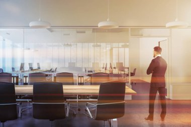 Beyaz duvarları, uzun ahşap bir masa ve siyah sandalye ile bir konferans odası iç'iş adamıdır. Bir açık alan ofis içinde belgili tanımlık geçmiş. 3D render tonlu görüntü