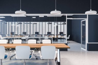 Bir beton zemin, cityscape windows, uzun ahşap bir masa ve sandalyeler beyaz ile mavi panoramik office konferans salonu. Önden görünüm. 3D render alay