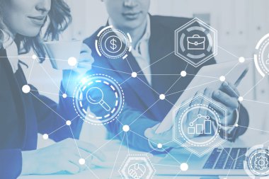 İki tanınmaz halde iş adamları, erkek ve kadın, birlikte çalışma ofisinde. Parlayan að kutsal kiþilerin resmi Immersive ön plan Toned görüntü çift pozlama kadar sahte arabirimi