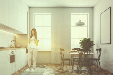 Beyaz duvarları, geniş pencereler, bir ahşap zemin ve beyaz mutfak tezgahı ile mutfak iç kadında. Yuvarlak masa sandalye ve duvardaki poster ile. 3D render sahte kadar çift tonlu görüntü pozlaması