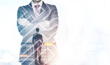 Arkadan Görünüş cityscape onun çatı katına balkondan arıyorum genç işadamı. Bir çapraz silah işadamı ve labirent ön plan. Tonlu görüntü pozlama sahte katlayın