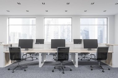 Gri halı ve beyaz bilgisayar masaları satırlarının başlangıç office köşe. Sanayi tarzı iç beyaz duvarları ve bir cityscape ile büyük pencereler ile. Önden görünüm. 3D render alay