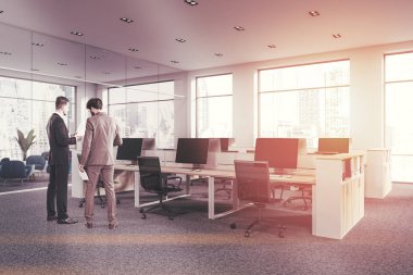 Konuşan iş adamları açık alan ofis modern şirketin beyaz duvarları, panoramik pencerelere, gri halı ve ahşap bilgisayar tabloları satırları ile. 3D render sahte tonlu görüntü