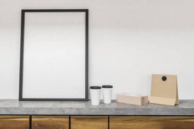 Kağıt çanta kahvaltı ve beyaz boş fincan kahve bir oda ya da bir kafe ahşap masa üzerinde duran gitmek ile. Dikey poster çerçevesi. Küçük iş ve yenilikçi yaşam kavramı. 3D render alay