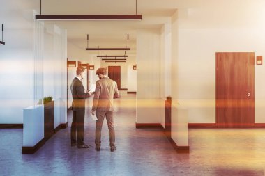Bir otel veya iş merkezi koridor kapalı ahşap kapılar, beyaz duvarlar ve beton zemin ile konuşan takım elbiseli iki adam. 3D render sahte tonlu görüntü