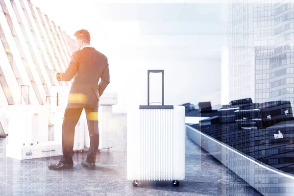 Uomo Affari Che Guarda Suo Smartphone Piedi Aeroporto Vicino Una — Foto Stock